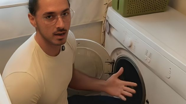 El joven explicando el truco energético.