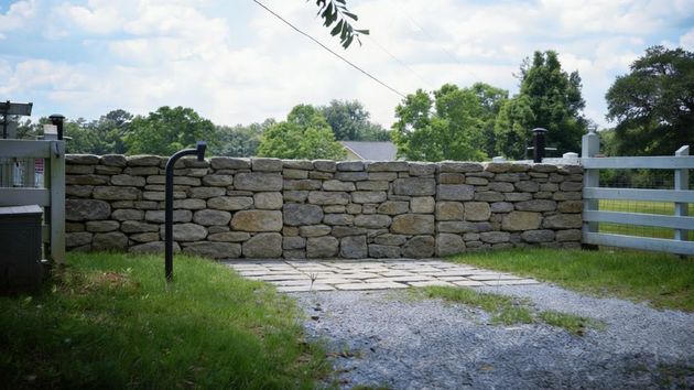 Un camino cortado por un muro 