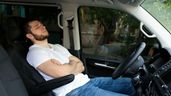 Un hombre durmiendo en un coche 