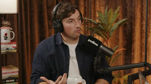 un hombre con un micrófono