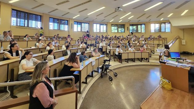 Un grupo de opositores haciendo un examen