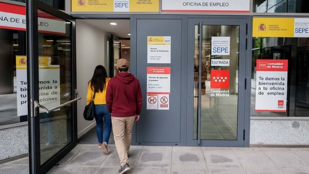 Varias personas entrando en una oficina de empleo del SEPE