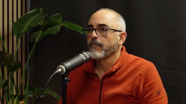 un hombre en un podcast