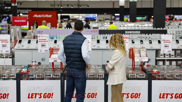 Dos personas en una tienda de MediaMarkt