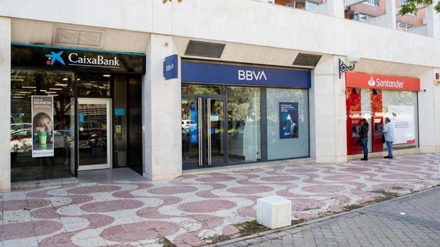 La fachada de varios bancos
