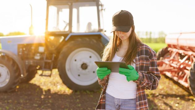 una joven agricultora con su tablet