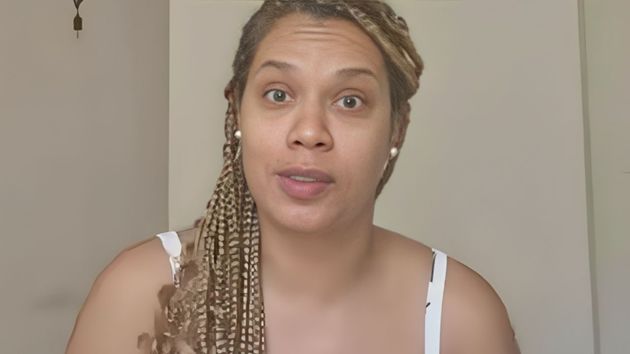 La mujer, explicando la situación.