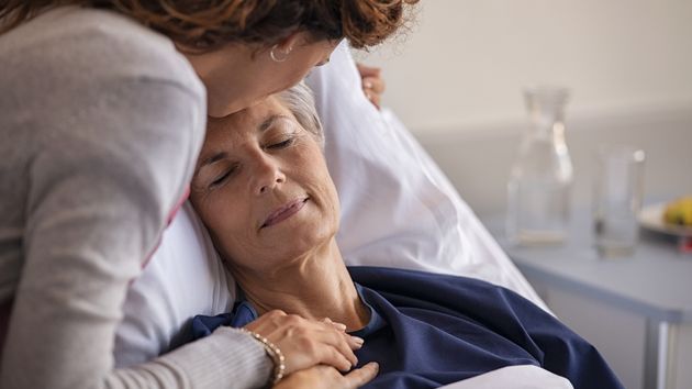 Una hija cuidando de su madre, en el hospital