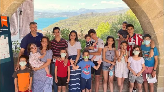 Virginia y Rubén con sus 14 hijos