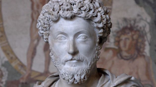 El filósofo en una escultura.