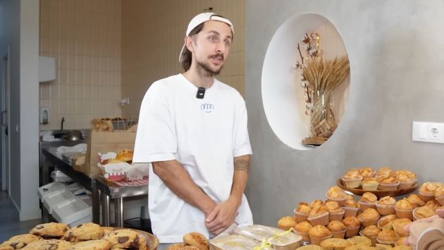 un hombre en una panadería