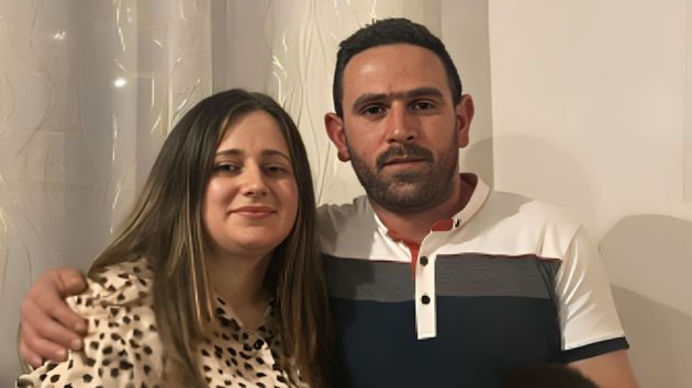 El hombre con su mujer.