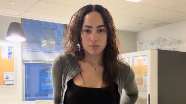 una joven en un vídeo 