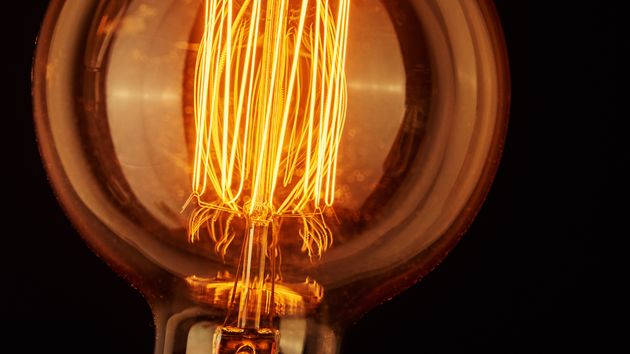 Una bombilla de luz encendida