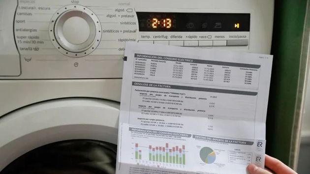 una factura de la luz y una lavadora