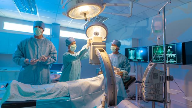 unos médicos en quirófano con un paciente