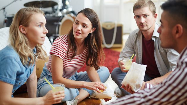 Un grupo de jóvenes hablando.
