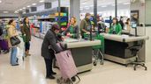 Varios cajeros trabajando en un supermercado