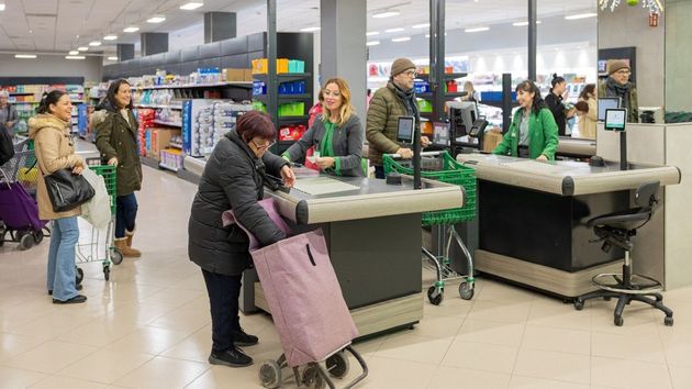 Varios cajeros trabajando en un supermercado