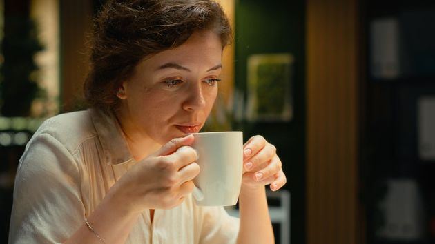 Una empleada tomando café en su descanso