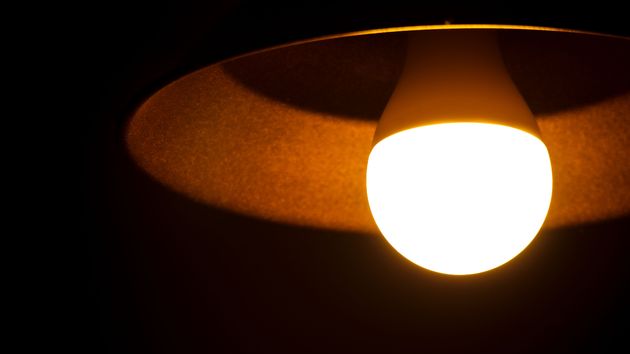 una lámpara encendida de noche