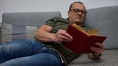 hombre leyendo