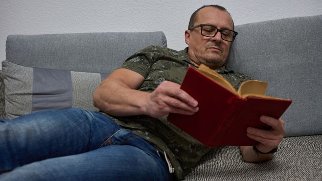 hombre leyendo