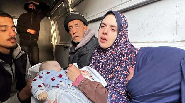 una mujer marroqui anónima con hijos