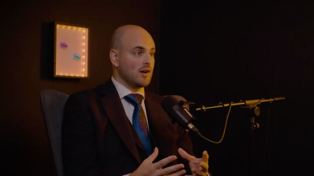 El hombre durante la entrevista.