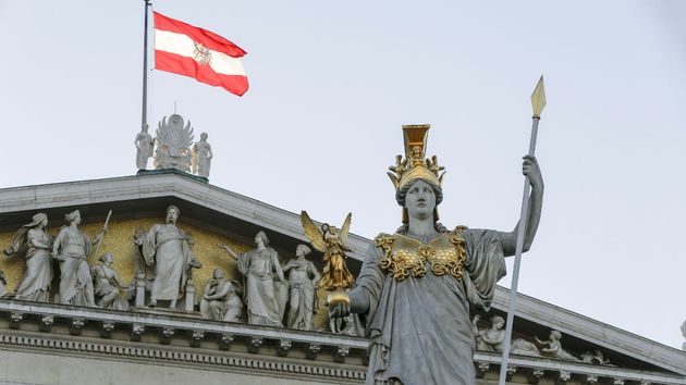 bandera de viena en el parlamento con la estatua de Atenea 