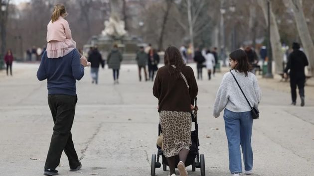 Una familia paseando