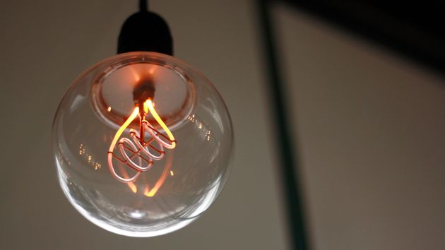 Una bombilla de luz encendida