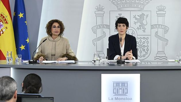 María Jesús Montero y Elma Saiz juntas en una rueda de prensa