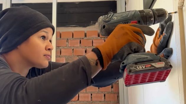 La mujer, haciendo su trabajo.