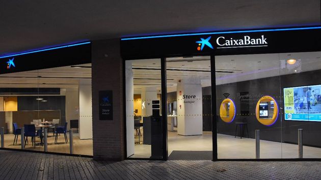 la fachada de una oficina de Caixabank