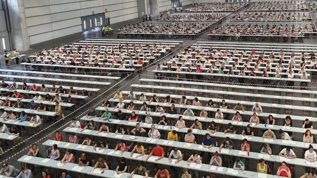 muchos estudiantes haciendo un examen 