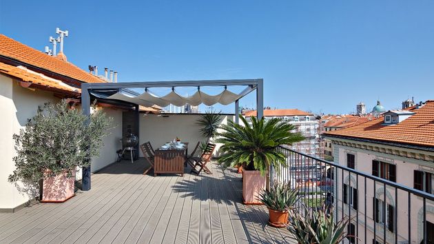 Una terraza con una pérgola