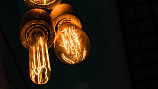 unas bombillas encendidas