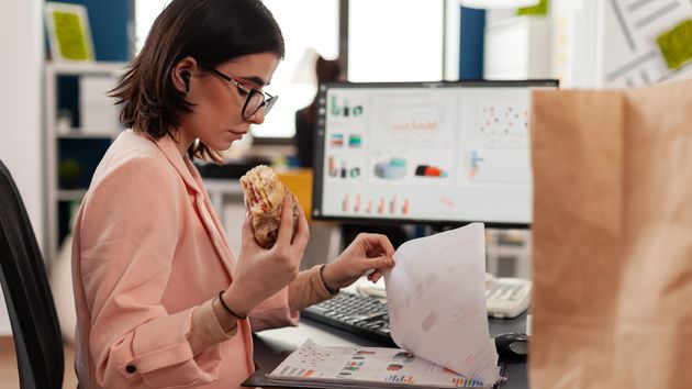 Una mujer en su puesto de trabajo de oficina