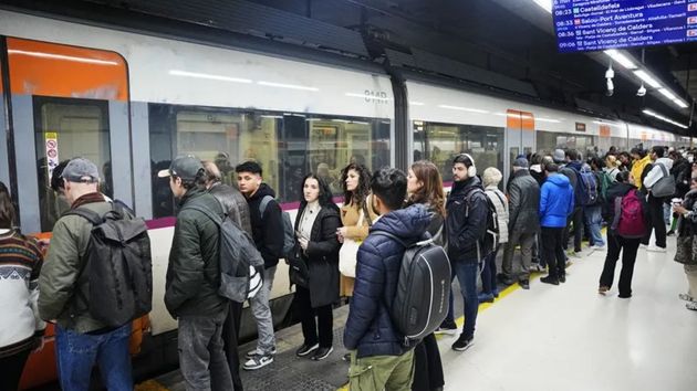 Un grupo de personas esperando a coger el metro
