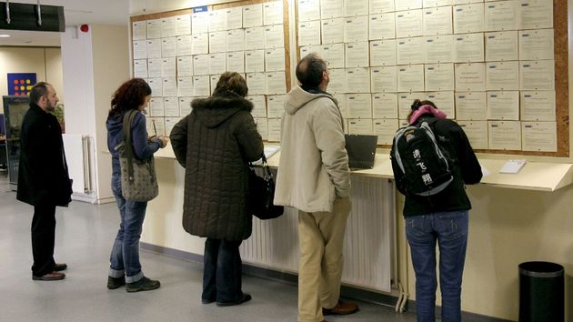 Personas esperando su turno en una oficina de empleo