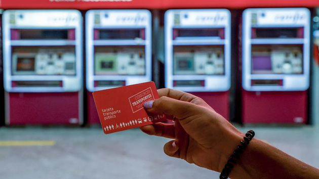 una tarjeta de transporte roja de Madrid en la mano de una persona