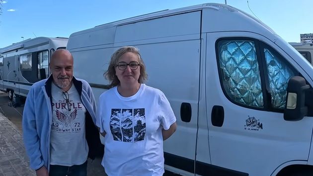 una pareja y su camper