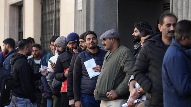 Largas colas para acogerse al nuevo proceso de regularización de migrantes, ante el Consulado de Pakistán en Barcelona. 