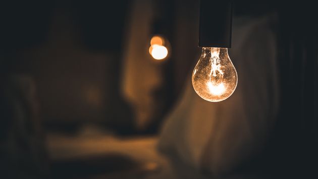 una bombilla encendida en una habitación