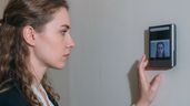 Una mujer fichando con reconocimiento facial