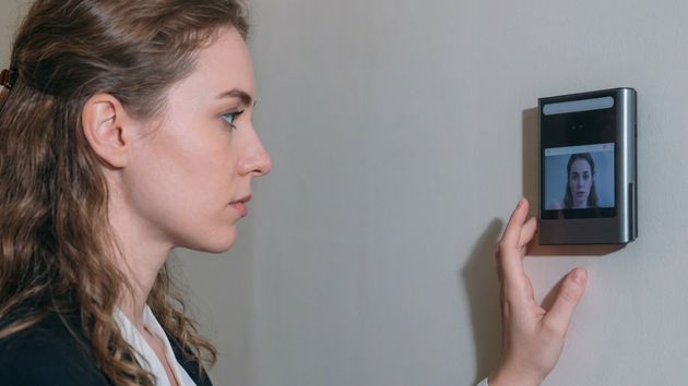 Una mujer fichando con reconocimiento facial