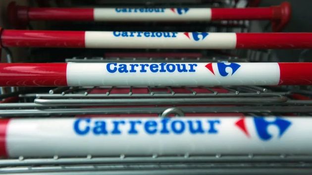 el logotipo de carrefour en varios carros