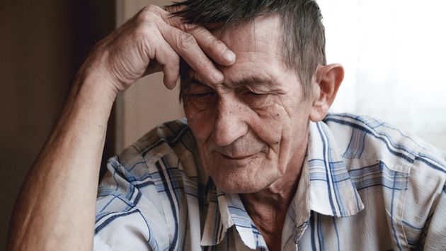 un jubilado lamentándose