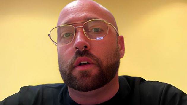 El hombre durante la entrevista.